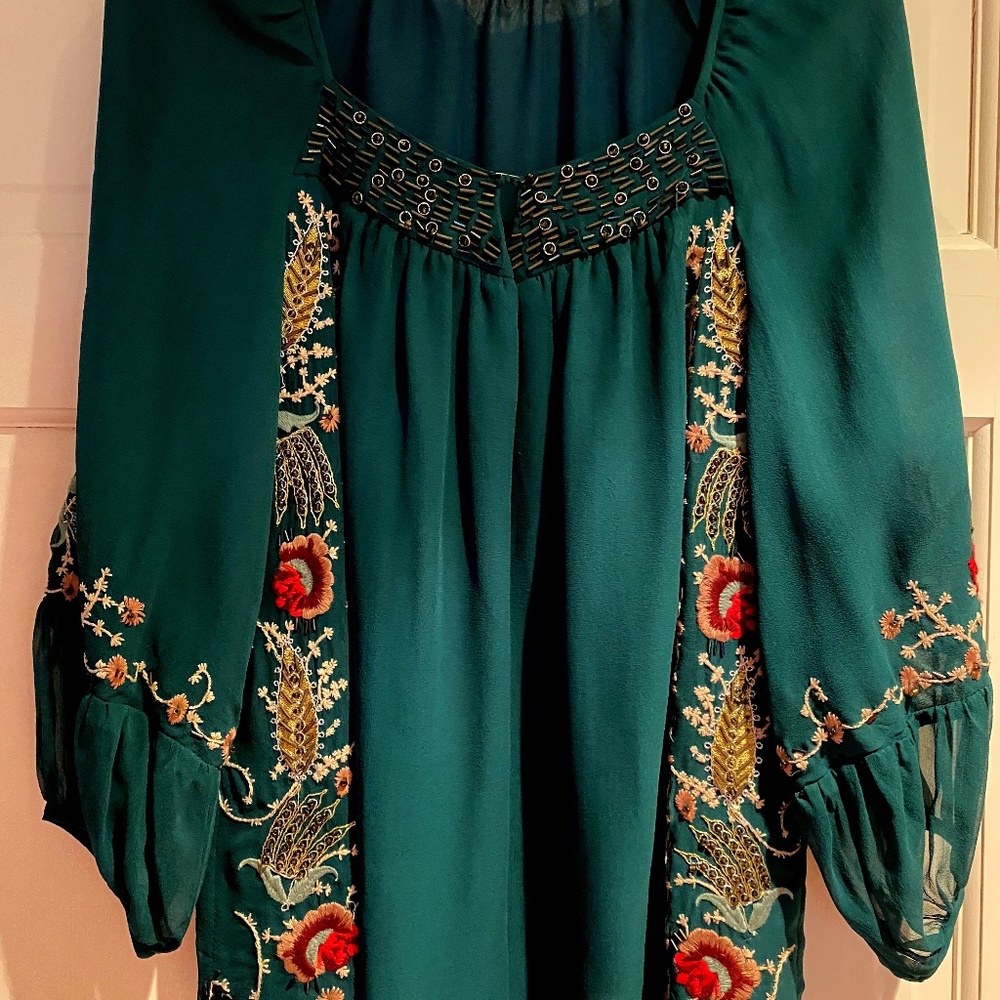 GORGEOUS NANETTE LEPORE EMBROIDERED BOHO BLOUSE